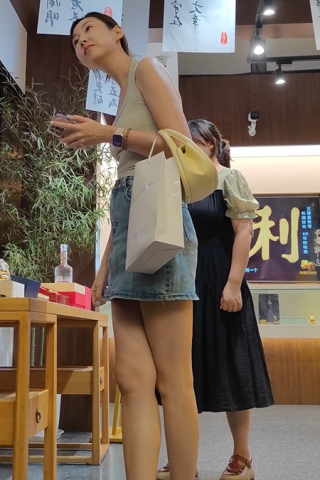 XM085蓝色牛仔短裙身材高挑美女，粉色内内