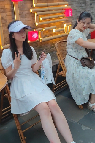 XM018白色蕾丝边连衣裙小姐姐和闺蜜景区打卡拍照，白色内内