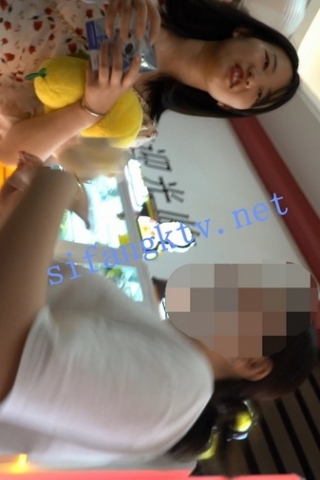 kc767（空城原创）和朋友玩娃娃机的花长裙小姐姐，干净纯白N