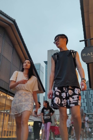 XM229白色短裙美女和朋友出来吃饭，黑色内内带翅膀