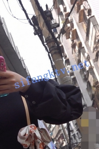 kc685（空城原创）微胖黑裙少妇买饮品，薄丝淡粉N包裹肉臀