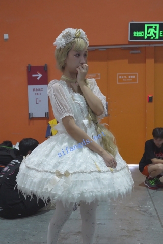 【xxn-308】白丝美女M腿坐地上..弯腰无痕内完美展现镜头前