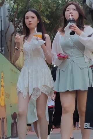 XM100白色蕾丝连衣裙极品美女和闺蜜逛街，绿色内内