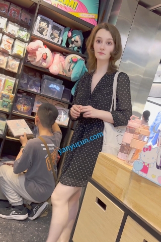 trump1361【KFC】外国友人独自逛街·大眼睛白皮肤·肉色窄内前后CD