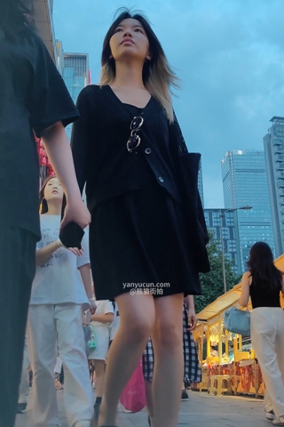 XM098黑色连衣裙小姐姐和闺蜜逛街吃饭，白色内