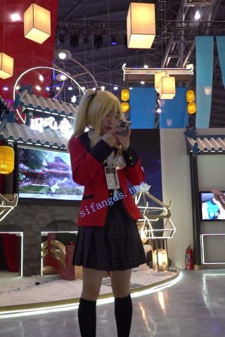 【xxn-154】双马尾金发制服cos小姐姐..专心逛街被一路跟拍