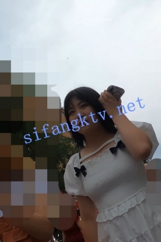 kc510（空城原创）和朋友逛街的白裙微胖妹子，粉N包裹肉臀