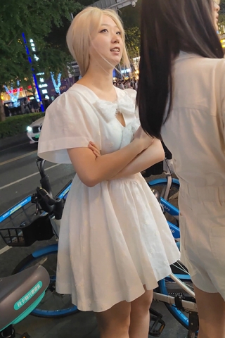 XM040白色连衣裙黄头发小姐姐排队吃饭，粉色内内