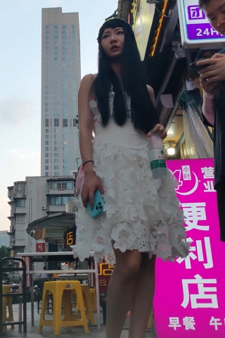 XM134忧郁少妇逛街性感白裙