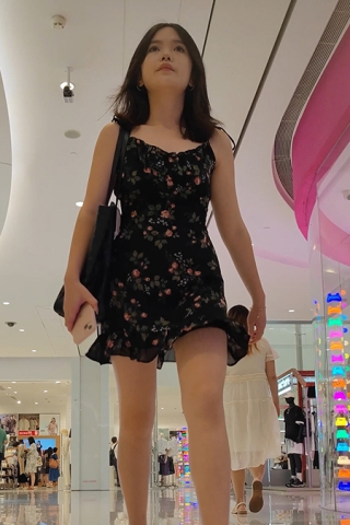 XM108黑色印花连衣裙小姐姐一个人逛街，黑色窄内