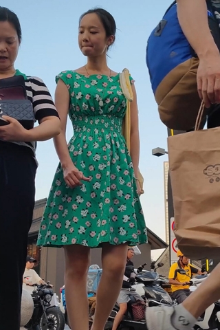 XM114绿色连衣裙小姐姐和妈妈出来逛街，白色内