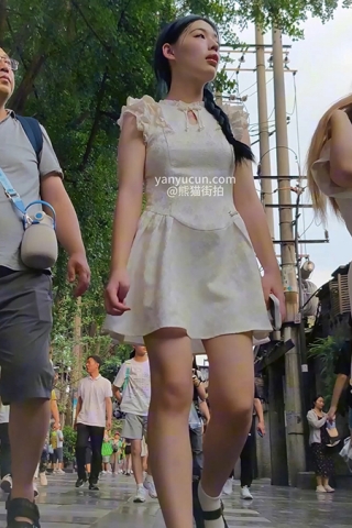 XM112白色连衣裙小姐姐和闺蜜出来玩，粉色内内