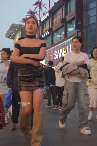 (BC-AA-613)超短皮裙小姐姐逛街..弯腰刮彩票镜头贴着屁股拍