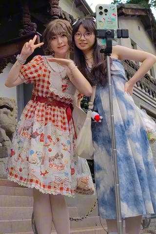 XM036洛丽塔小姐姐和闺蜜网红地打卡拍照，灰色内