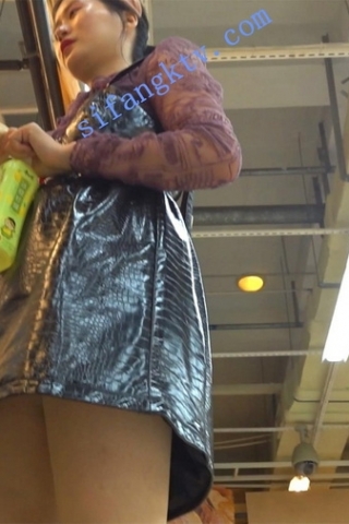 kc168（空城原创）商场再次偶遇kc162丝袜妹子，还是一样的装扮