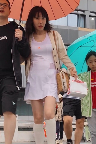 XM019白色连衣裙少妇和老公女儿出来逛街，灰色内内