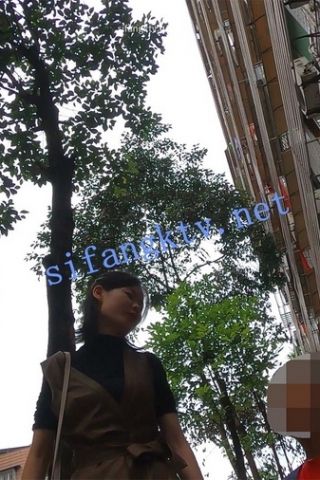 kc650（空城原创）接孩子放学的棕色皮裙少妇，一路跟拍粉色N