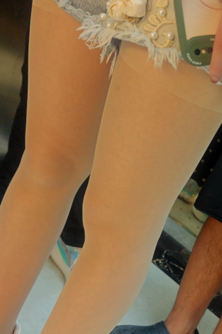 4k街拍热裤肉丝板鞋