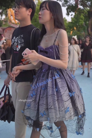 (BC-AA-439)吊带裙美女约会逛街..棕色透明丝袜排队被抄底