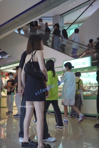 (BC-AA-392)抹胸包臀裙小姐姐逛街..弯腰被CD..粉内中间湿了