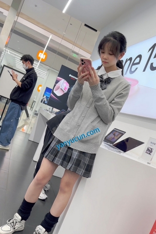 trump1399【KFC】制服JK学生妹逛街专注玩手机·短裙粉色内内萌萌哒