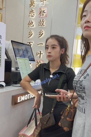 trump1120【KFC】少妇翘着屁股买奶茶。黑色骚丁前后CD