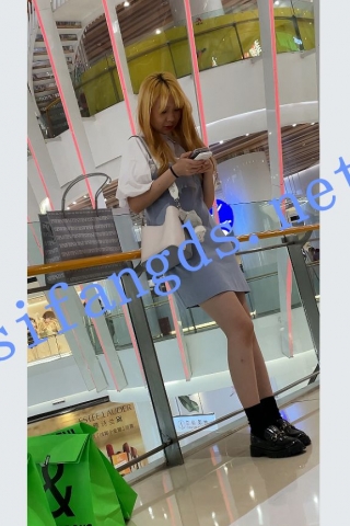 【KKCD㊙️】3294-蓝裙子黄毛精神小妹抄底