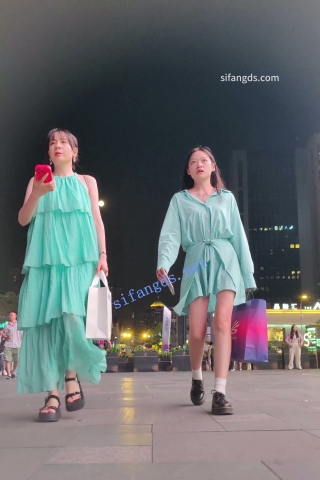 CS059【CSCD】蓝色连衣裙小姐姐和闺蜜逛街，白色内内